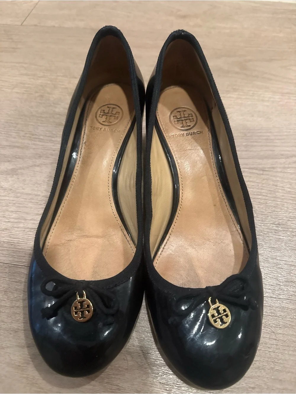 Tory Burch Chelsea Patent Leather Charm Wedge Pumps Black Size 8